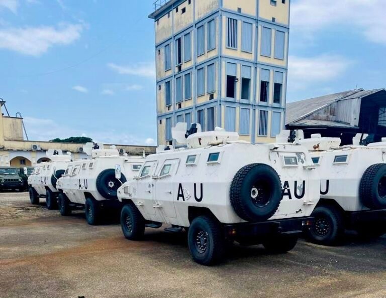 {DAAWO SAWIRADA} Dowladda Soomaaliya oo Lagu Wareejiyay gaadiid Dagaal iyo agab milatari.