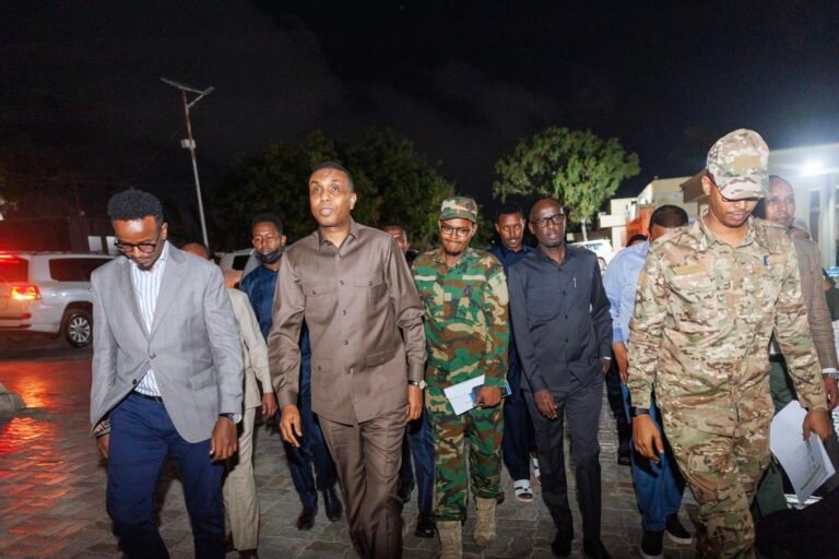 Prime Minister Hamse Abdi Barre visits injured soldiers and civilians in Mogadishu.