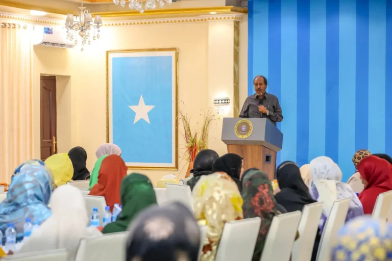 Madaxweyne Xasan Sheekh oo xalay qaaday tallabo la xariirta dagaalka kooxda AS.