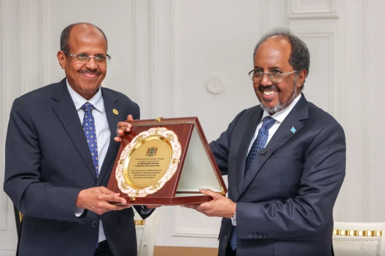 Dowlladda Soomaaliya oo Si wayn u Maamuustay Guddoomiyaha Midowga Afrika.