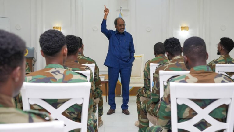 President Hassan Sheikh Meets Somali Air Force Command.