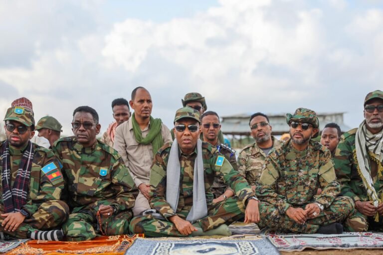 RW Xamsa oo Shacabka iyo ciidanka Salaadda Ciidda kula tukaday furinta hore ee dagaalka.