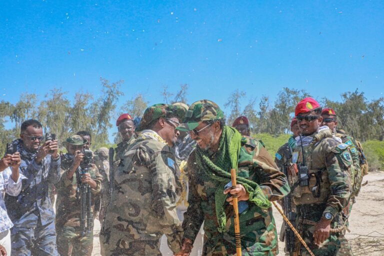 {DAAWO SAWIRADA} Madaxweeyne Xasan oo Mar kale ku laabtay Furuumaha Dagaalka