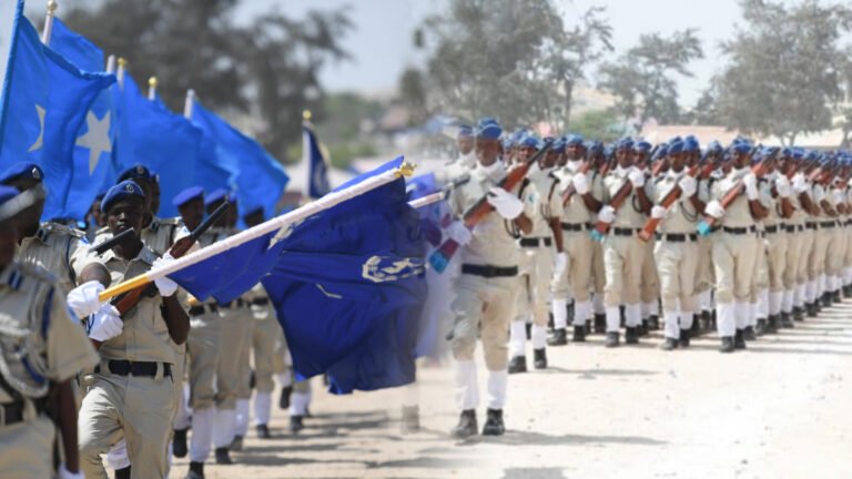 {DAAWO MUQAALKA} Booliska Soomaaliya oo raadinaya ku dhawaad 150 Sarkaal oo Goobta shaqada ka maqan.