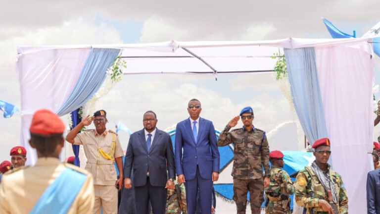 {DAAWO MUQAALKA} Sida Ra’isul Wasaaraha loogu Soo dhaweeyay Garoonka laascaanood.