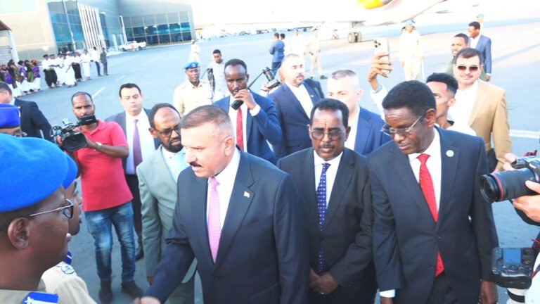 {DAAWO MUQAALKA} Wafdi ka socda Dowladda Ciraaq oo Soo gaaray Muqdisho.