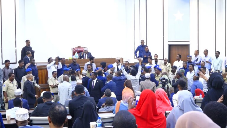 {DAAWO MUQAALKA} Maxaa Sababay Buuqa ka dhacay Xarunta Golaha shacabka.?