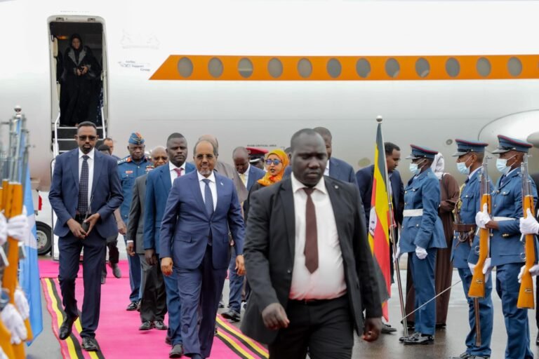 {DAAWO SAWIRADA} Madaxweyna Xasan Sheekh oo gaaray Dalka Uganda.