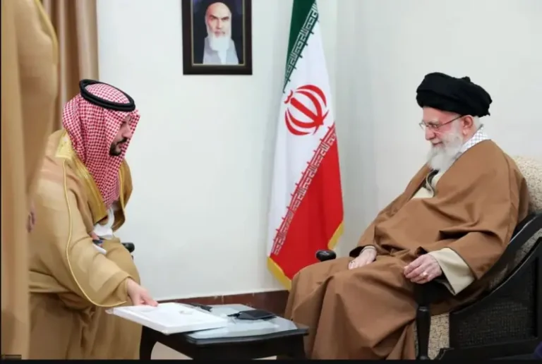 Wasiirka Difaaca Sacuudiga, ayaa intii uu ku guda jiray booqashadiisa Tehran, waxa uu sidday dhambaalka Boqorka Sacuudiga uu u diray Hoggaamiyaha Jamhuuriyadda Islaamiga ah ee Iran.