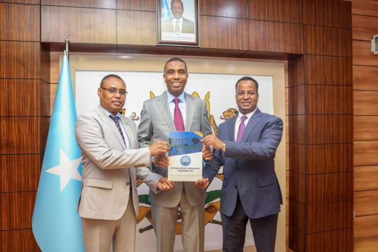 RM xamse oo xilalka u kala wareejiyey RW ku Xigeenka 2-aad ee cusub iyo ku Xigeenkii hore