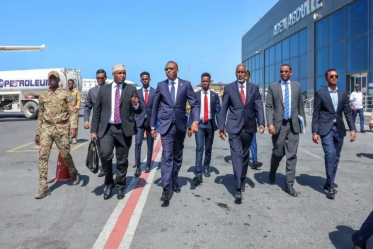 Ra’iisul wasaare Xamse iyo wafdi uu hoggaaminayo oo ku wajahan magaalada Laascaanood.