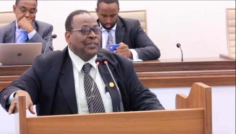 Xildhibaan Dalxa oo ka hadlay Xiisada ka taagan Baarlamaanka Soomaliya-Fariina udiray……..