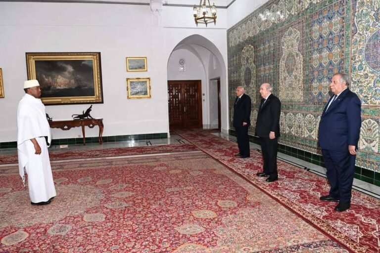 Madaxweynaha Algeria oo warqadaha Aqoonsiga ka guddoomay Safiirka Soomaaliya.