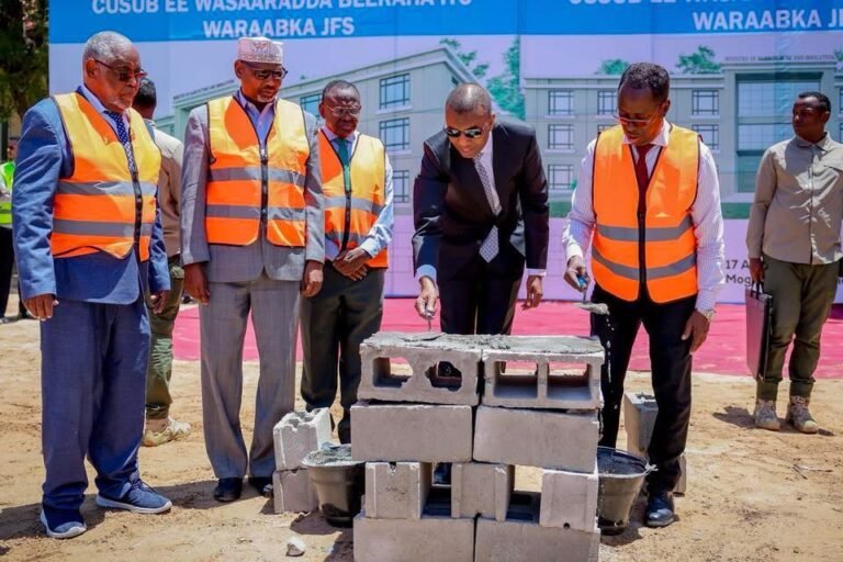 RW xamse oo dhagax dhigay xarun casri ah oo wasaaradda beeraha leedahay