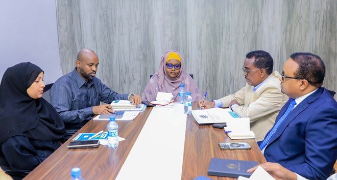 Wasiirka Arrimaha Gudaha oo Su’aalo laga weydiiyay Sharciga Barakacayaasha ee horyaala Baarlamaanka