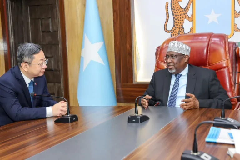 Guddoomiye Aadan Madoobe oo kulan muhiim ah la qaatay Safiirka Shiinaha u fadhiya Soomaaliya