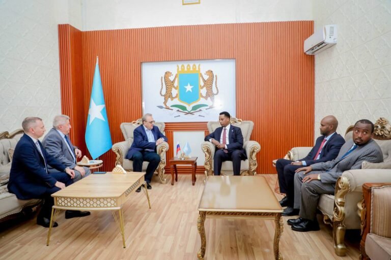 Wafdi ka socda Ruushka oo kulamo la leh Madaxda sare ee dalka.