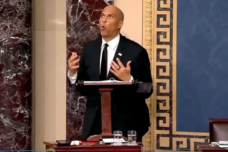 Senetor Mareykan ah oo jeedinayay khudbad 25 saacadood uu ku dhaliilayay MW Trump