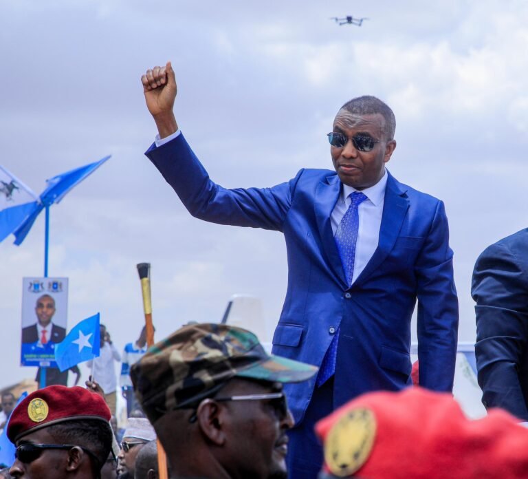 {DAAWO SAWIRADA} RW xamse oo si weyn loogu soo dhaweeyay laascaanood