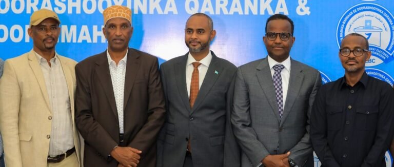 {DAAWO MUUQAALKA}  Gudiga Doorashooyinka oo shahaadada Siyeey Xisbiga uu Hogaaminayo Xasan sheekh.