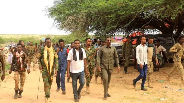 Gudoomiyaha Gobolka Sh/Dhexe oo tagay Deeganadii Saake lagu Dilay dadka Shacabka ahaa.