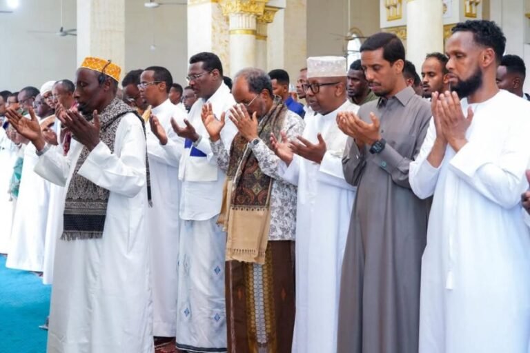 Madaxweyne Xasan Sheekh oo ka qayb galay janaasada AUN Ugaas Cabdullaahi Ugaaas Faarax.