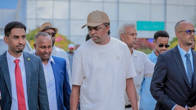 {DAAWO SAWIRADA} Xiddigii Hore ee Kooxda Arsenal ee Kanu oo Lagu Soo dhaweeyay Magaalada Hargeyso.