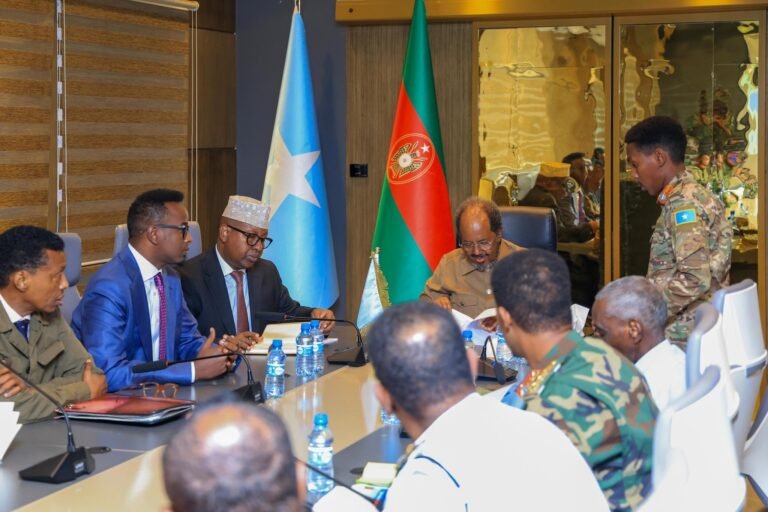 Maxaa looga Hadlay Kulankii Maanta ku dhaxmaray Wasaarada Gaashaan dhiga Madaxweyne Xasan Shiikh iyo Saraakiisha Ciidanka.?