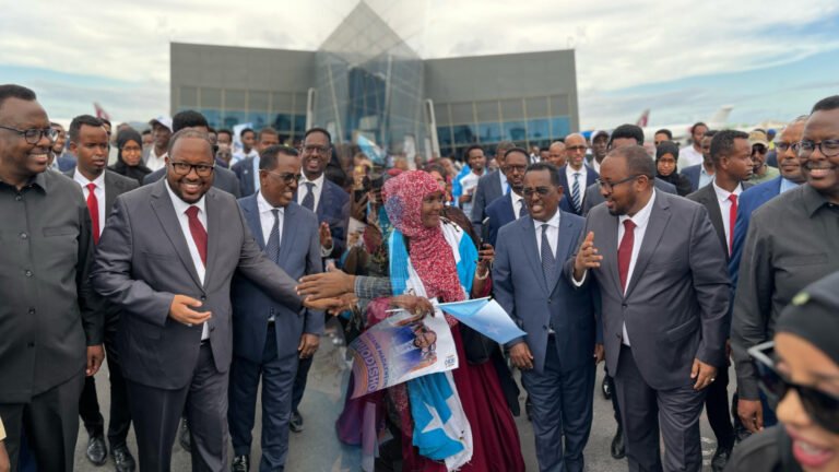 {DAAWO MUQAALKA} Madaxweynaha Khaatumo oo Si Heersare ah Loogu Soo Dhaweeyey Muqdisho