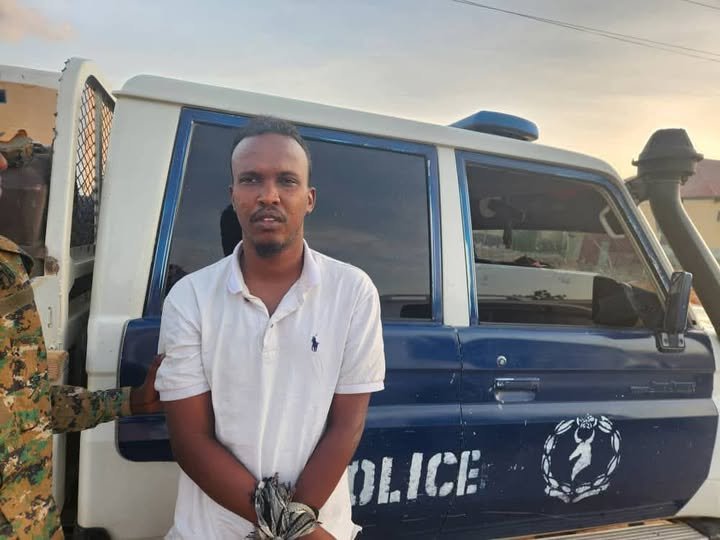 Booliska Puntland oo Gacanta ku dhigay nin horay Dil ugu Xukunaa oo Xabsiga Gaalkacyo Ka baxsaday.