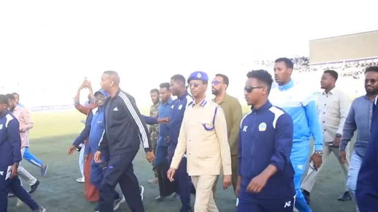 {DAAWO MUUQAALKA} Raisul Xamze oo gaaray garoonka ciyaaraha iyo taagerayaasha oo si xamaasad leh usoo dhaweeyay.