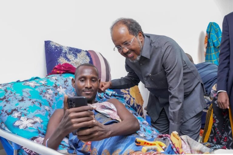 {DAAWO SAWIRADA} Madaxweyne Xasan Sheekh oo Isbitaalka ku booqday Dhaawacyada geesiyaasha Macawisleyda