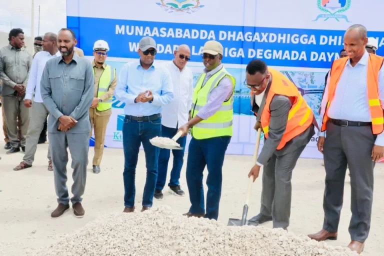 Degmada dayniile oo maanta la dhagax dhigay waddo laami ah