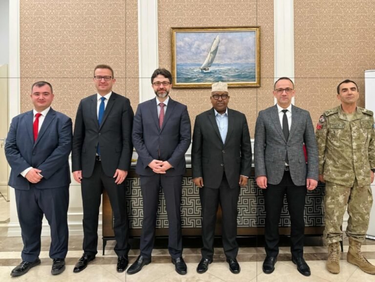 Wasiir Fiqi oo dagaalka AS kala hadlay saraakiil Turki ah