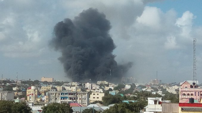 Qarax ismiidaamin ah oo ka dhacay xero ay ugu jireen ciidamo tababar isku diiwaangelinayay.