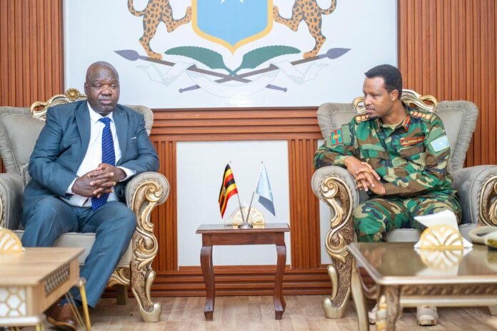 Wafdi uu hoggaaminayo taliye Ku-xigeenka Ciidanka milateriga uganda oo gaaaray muqdisho