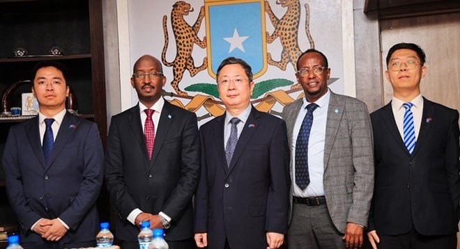 Safiirka dowladda Shiinaha u fadhiya Soomaaliya oo booqasho ku tegay Wasaaradda Kalluumeysiga