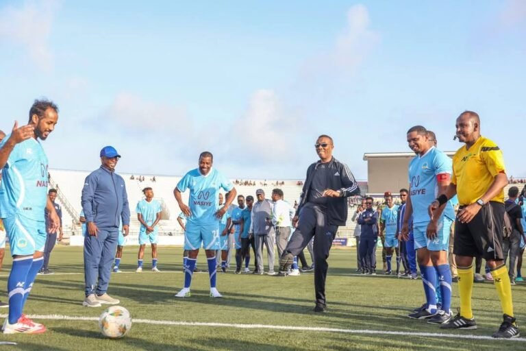 RW Xamse oo Furay Kulan ay qeyb ka ahaayeen Cayaartooyda kala ah Samuel Eto’o, Emmanuel Adebayor, iyo Jay-Jay Okocha.