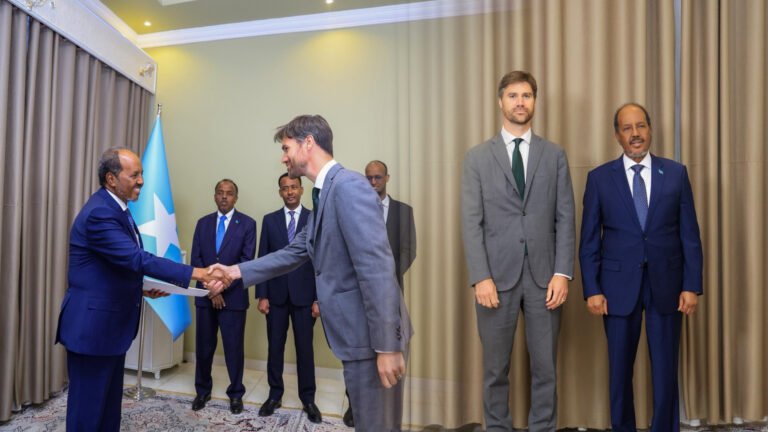 {DAAWO MUUQAALKA} MW Xasan oo Warqadaha Aqoosiga Ka Guddoomay Safiirka Boqortooyada Ingiriiska