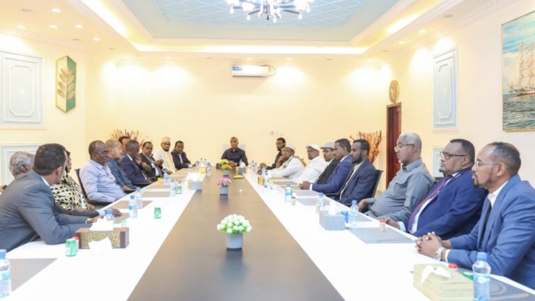 {DAAWO MUUQAALKA} Raisul wasaare Xamse oo kuln la qaatay mucaaradka Maamulka Puntland.