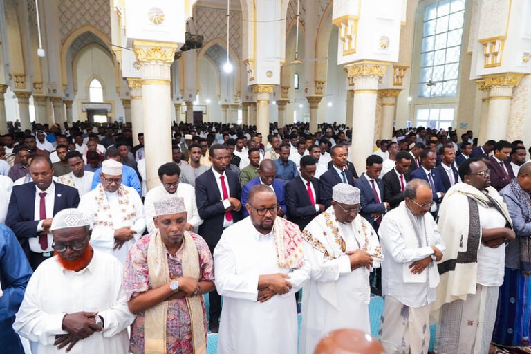 MADAXWEYNE XASAN SHEEKH OO SALAADDA CIIDDA CARAFO KU OOGAY MASJIDKA ISBAHAYSIGA ISLAAMKA