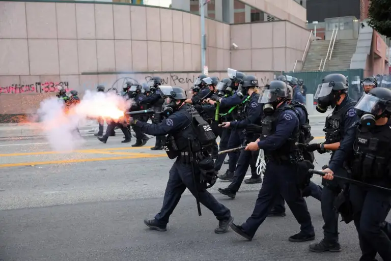 {DAAWO SAWIRADA} Rabshado xoogan oo ka socda Los Angeles & Trump oo diray kumanaan askari