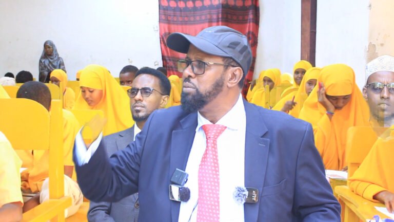 {DAAWO MUUQAALKA}  Wasiirka Waxbarashada Hirshabeele oo Baladweyne ka daah furay imtixaanka Fasalka 8aad.