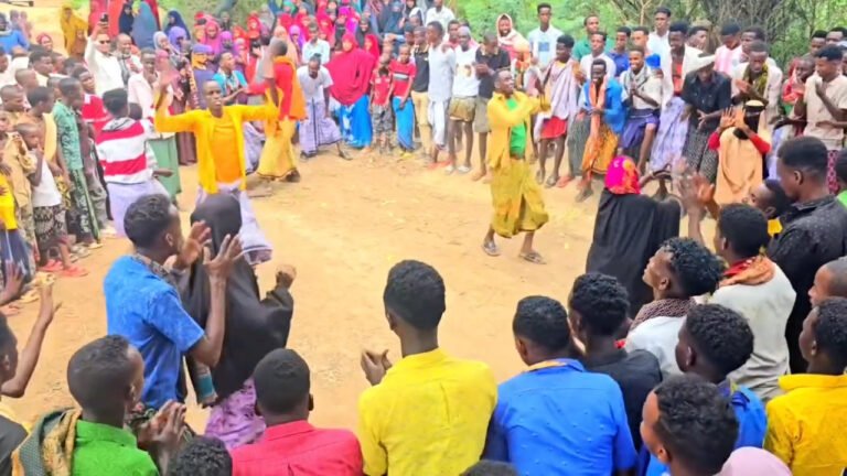 {DAAWO MUUQAALKA} Ciyaar dhaqameed Xiiso badan iyo dhul qurux badan.