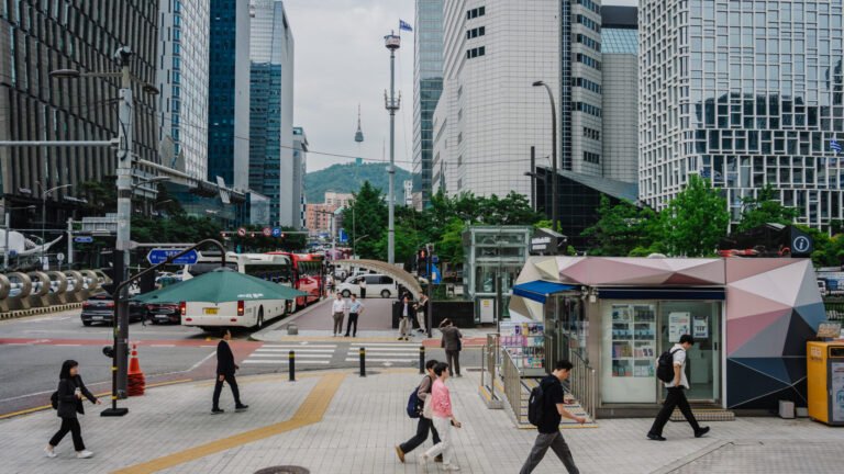 Shacabka dalka Koofurta Kuuriya oo maanta u dareeraya goobaha codbixinta.