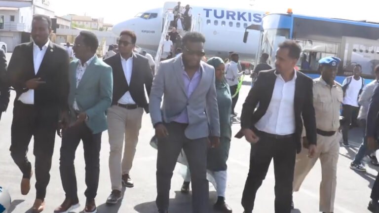 {DAAWO MUUQAALKA}  Masuul ka tirsan Dowladda Filand oo gaaray Muqdisho.