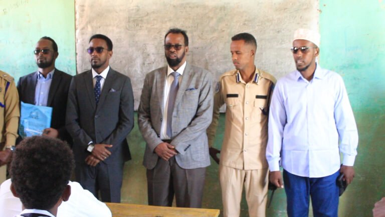 {DAAWO MUUQAALKA}  Gudoomiye Muuse”ardayda imtixaanka galeeyso Waa Madaxda bire ee dadaal badan ha bixiyaan.”