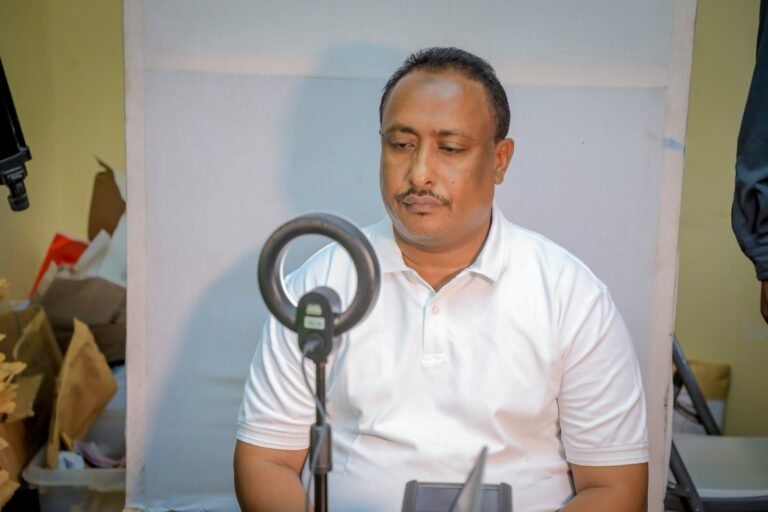 {DAAWO SAWIRADA} Gudoomiyaha Gobolka Banaadir oo Qaatay Kaarka Codbixiyaasha