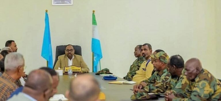 Madaxweynaha Puntland oo la kulmay saraakiisha hogaamineysa dagaalka Calmiskaad.