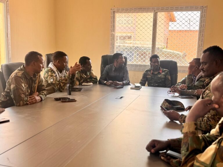 {DAAWO SAWIRADA} Gudoomiyaha Gobolka Hiiraan oo Saraakiisha Amniga Kala Hadlay Dagaalka AS